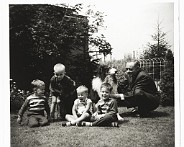 Ben-met-kinderen Wim-en-Henk omas verjaardag 10-7-1966